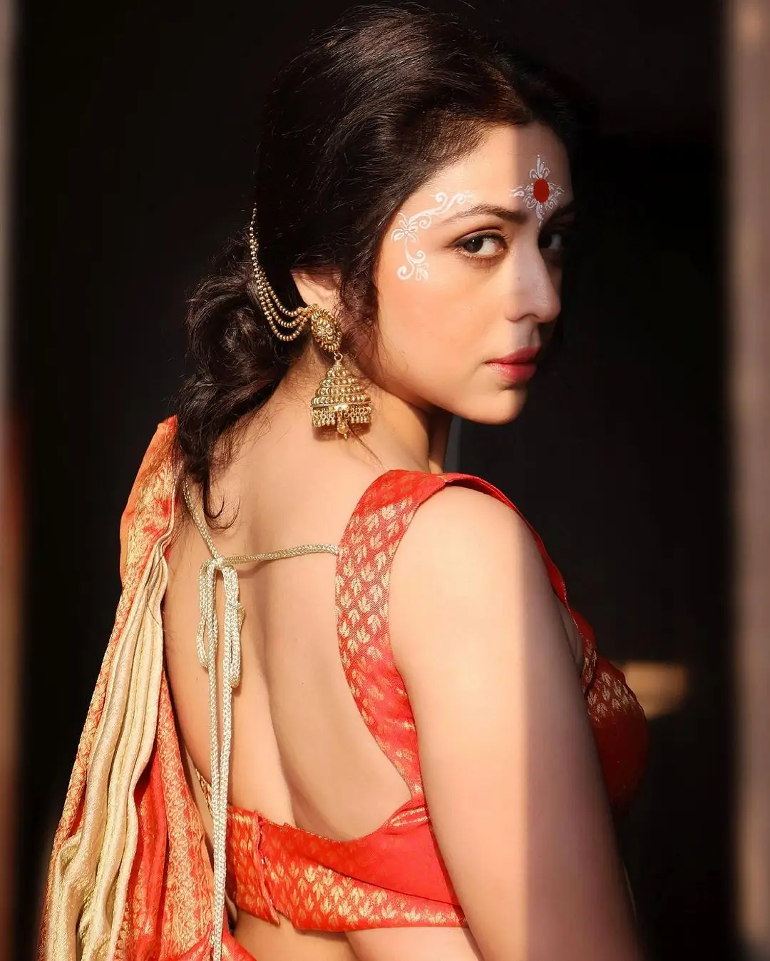 Hindi TV Actress Neha Sargam Stills In White Saree Red Blouse